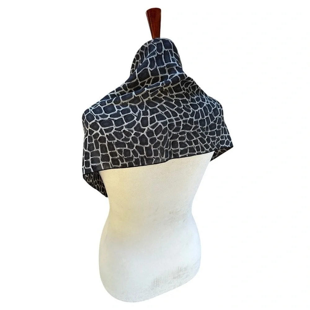 Giraffe Print Triangle Large Scarf Shawl Wrap Black White Gray 36” X 27”